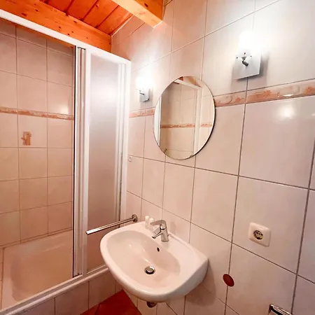 Grosszuegige Mit Zwei Baedern, Terrasse Und Balkon 레리크