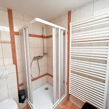 아파트 Grosszuegige Mit Zwei Baedern, Terrasse Und Balkon 레리크